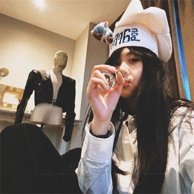 模仿女孩